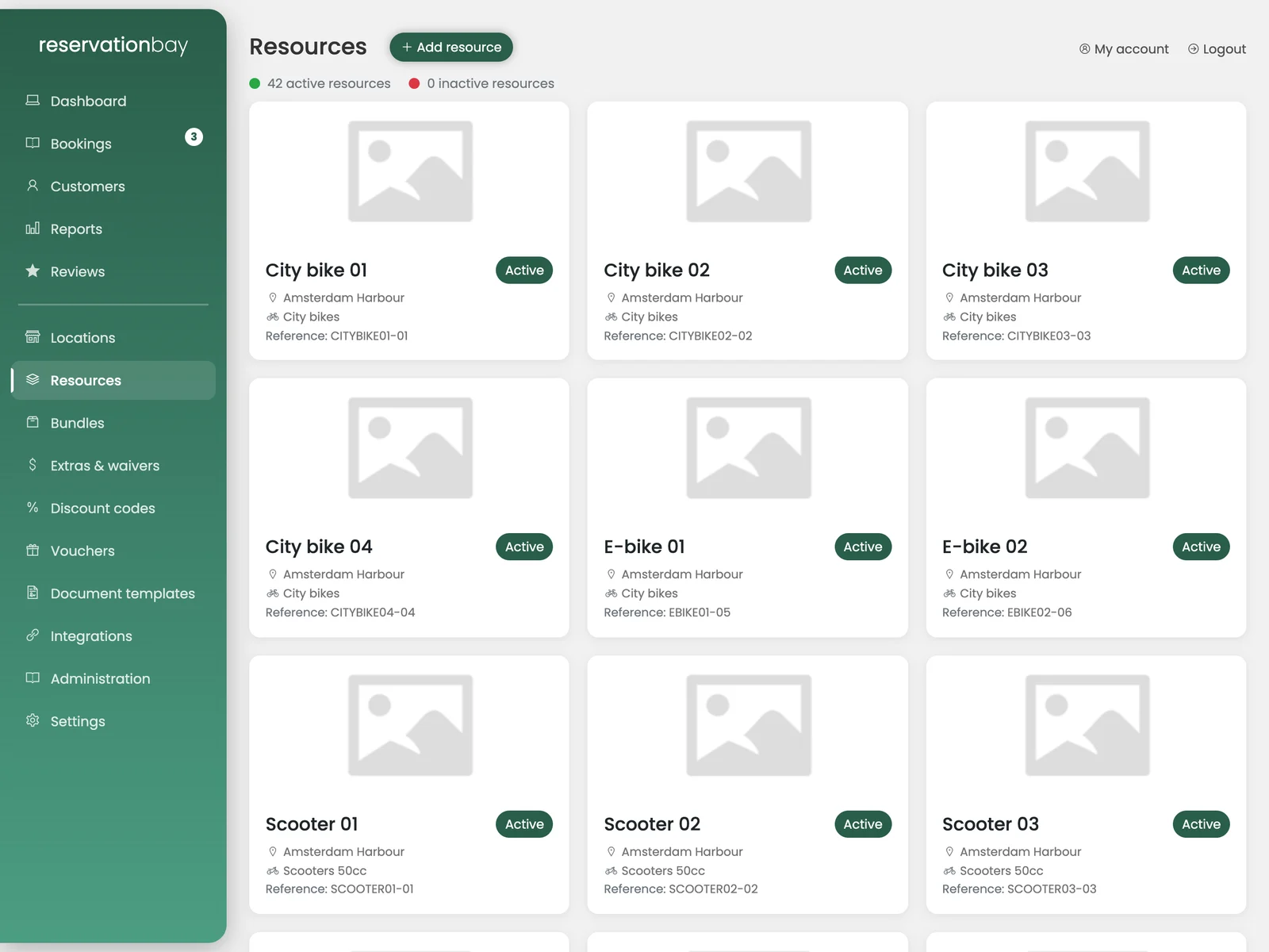 Het objectenscherm: het aantal actieve en inactieve objecten bovenaan, daaronder een kaart per exemplaar met naam, locatie, categorie, referentie en statusbadge.
